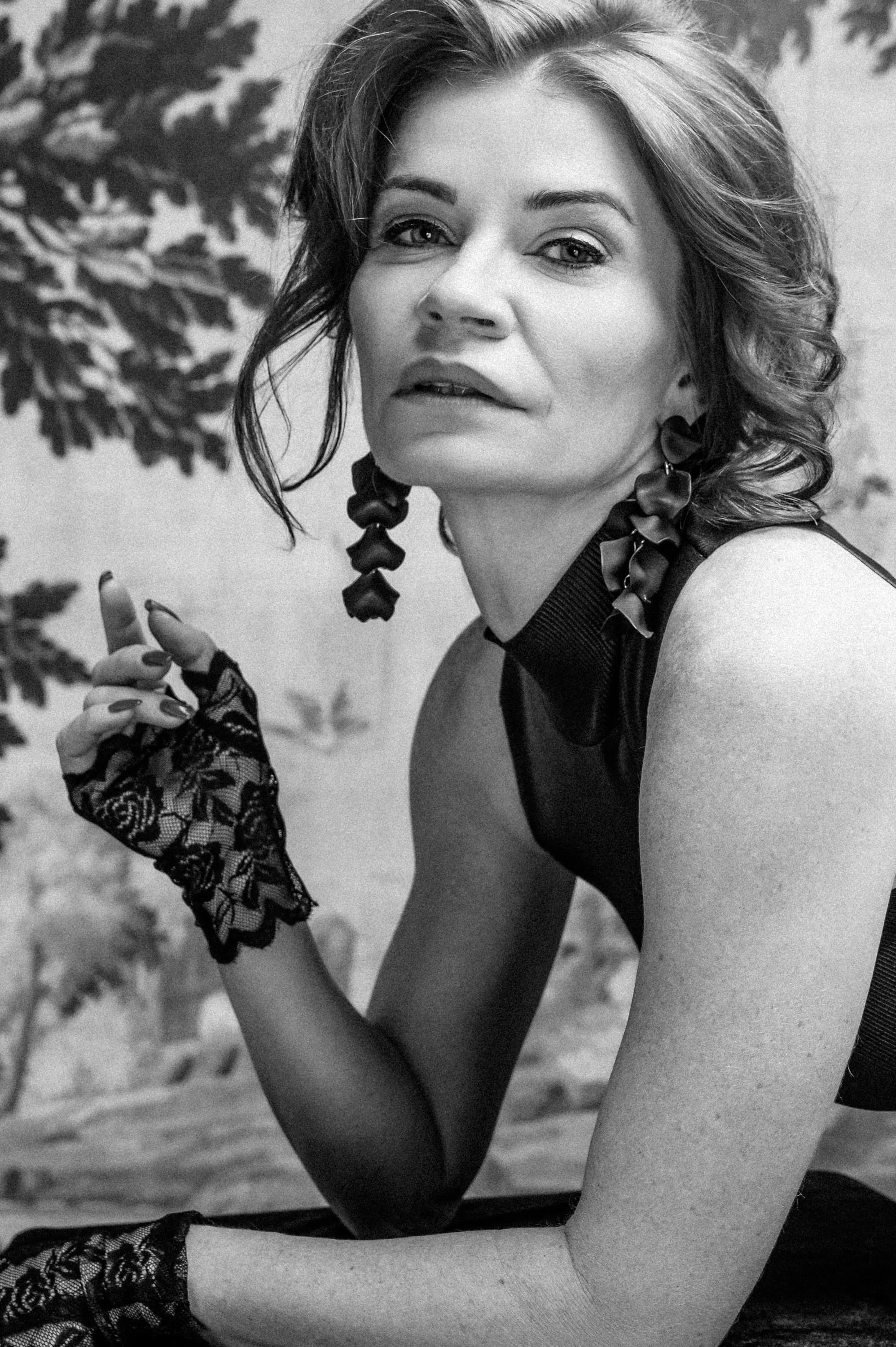 Stilvolles Frauenportrait in Schwarz-Weiß