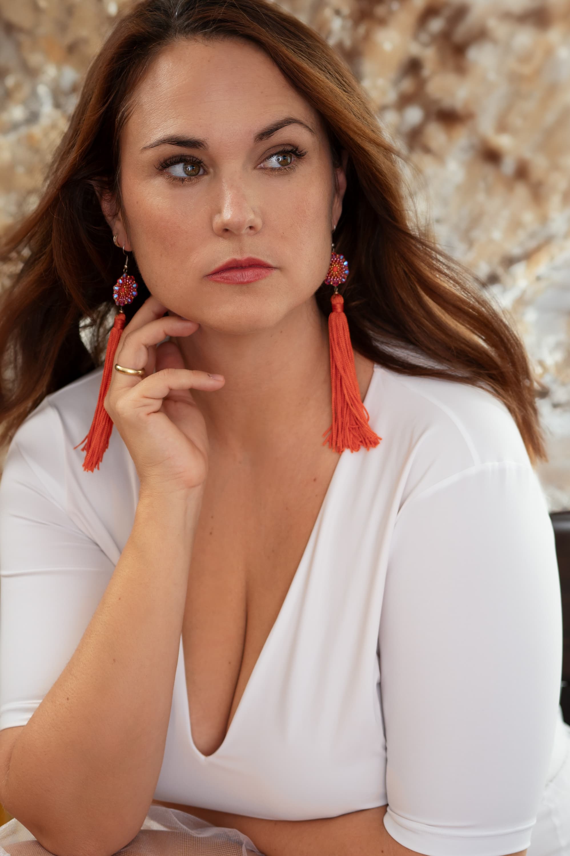 Portrait einer Frau mit roten Ohrringen