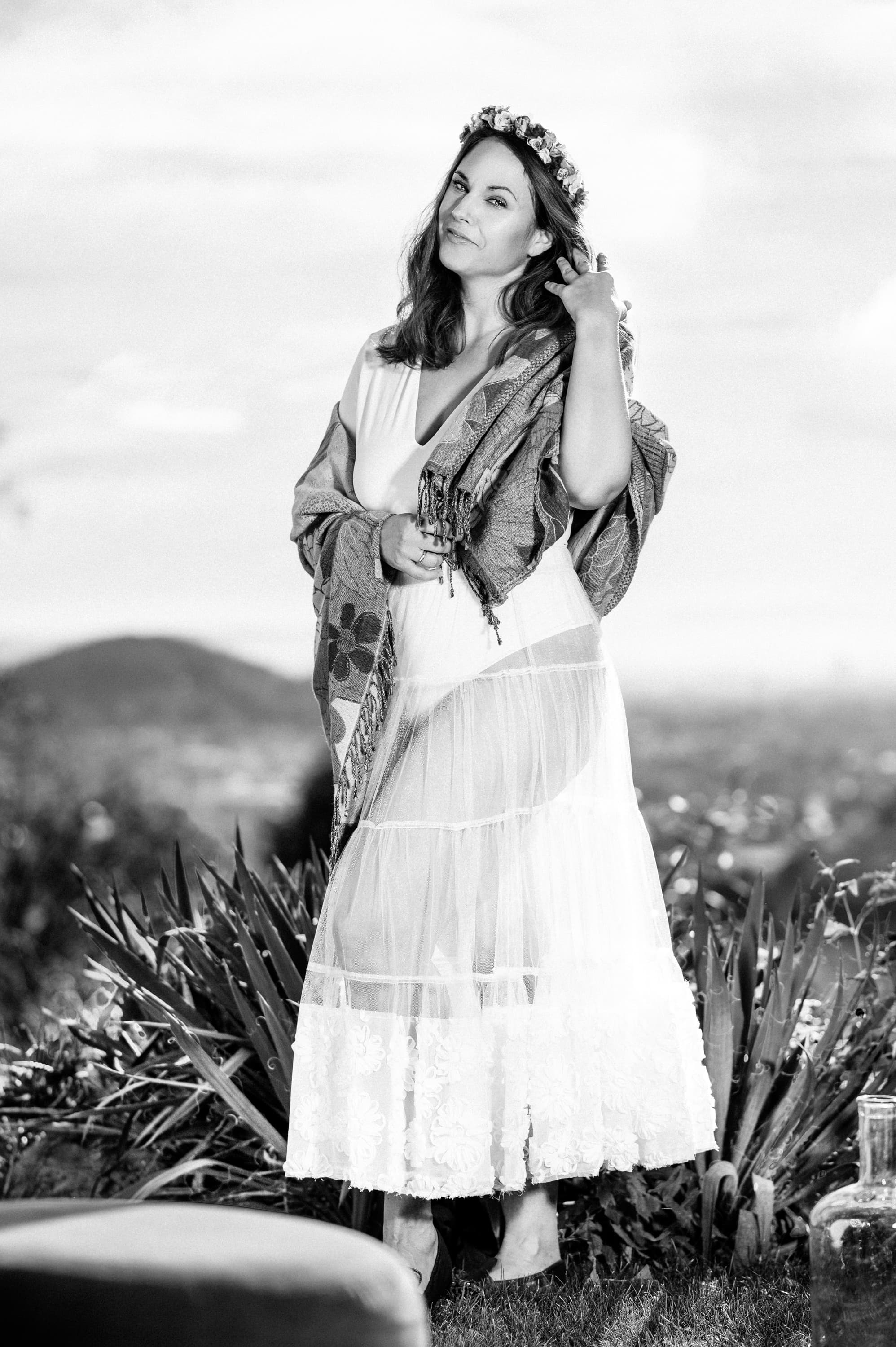 Frau in weißem Kleid outdoor