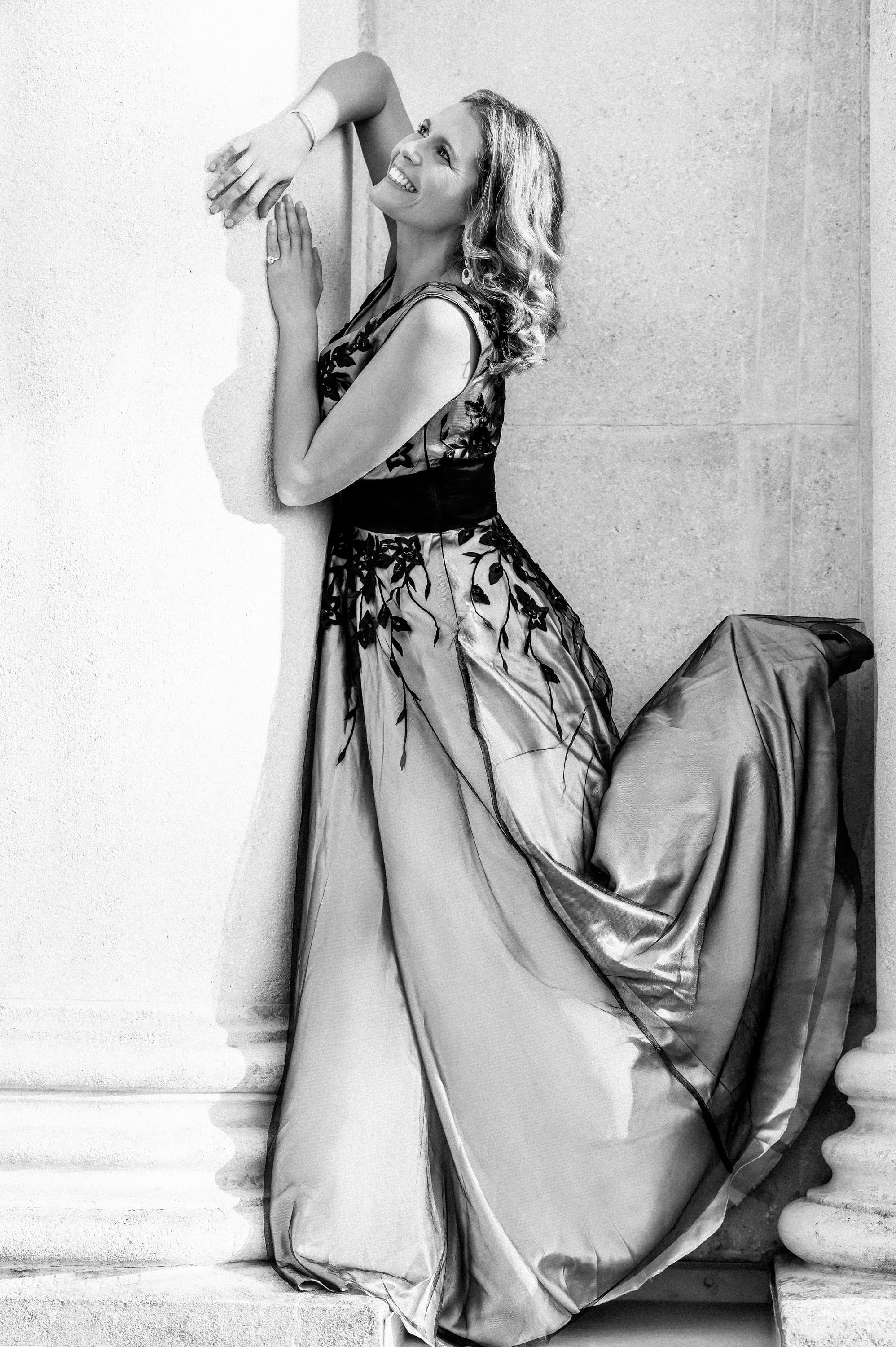 Frau in elegantem Abendkleid